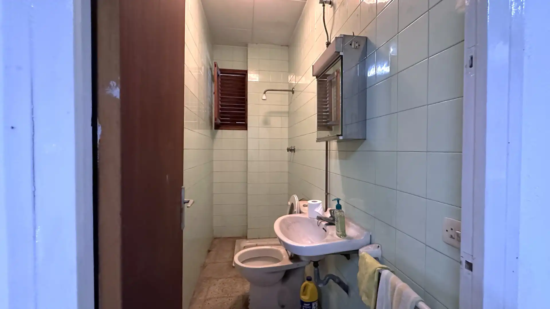 Badezimmer von Einfamilien-Reihenhaus zum Verkauf in Sant Joan Les Fonts mit Heizung, Terrasse und Ofen