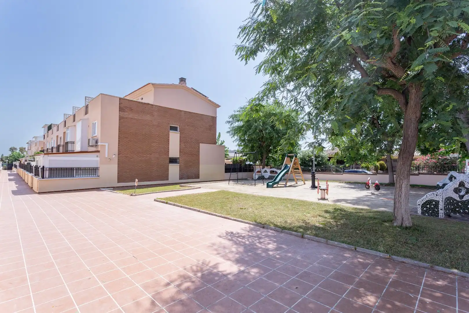 Vista exterior de Casa adosada en venda en Salou amb Aire condicionat, Calefacció i Jardí privat