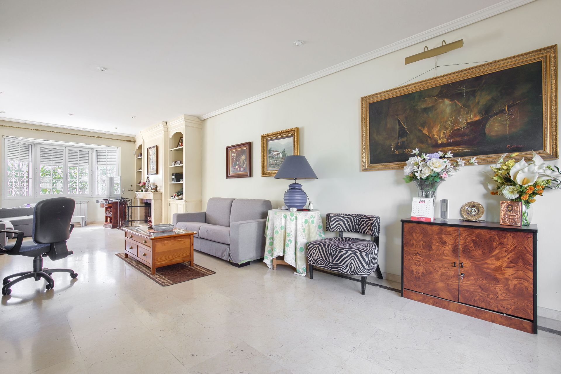 Sala d'estar de Casa o xalet en venda en  Madrid Capital amb Calefacció, Jardí privat i Piscina comunitària