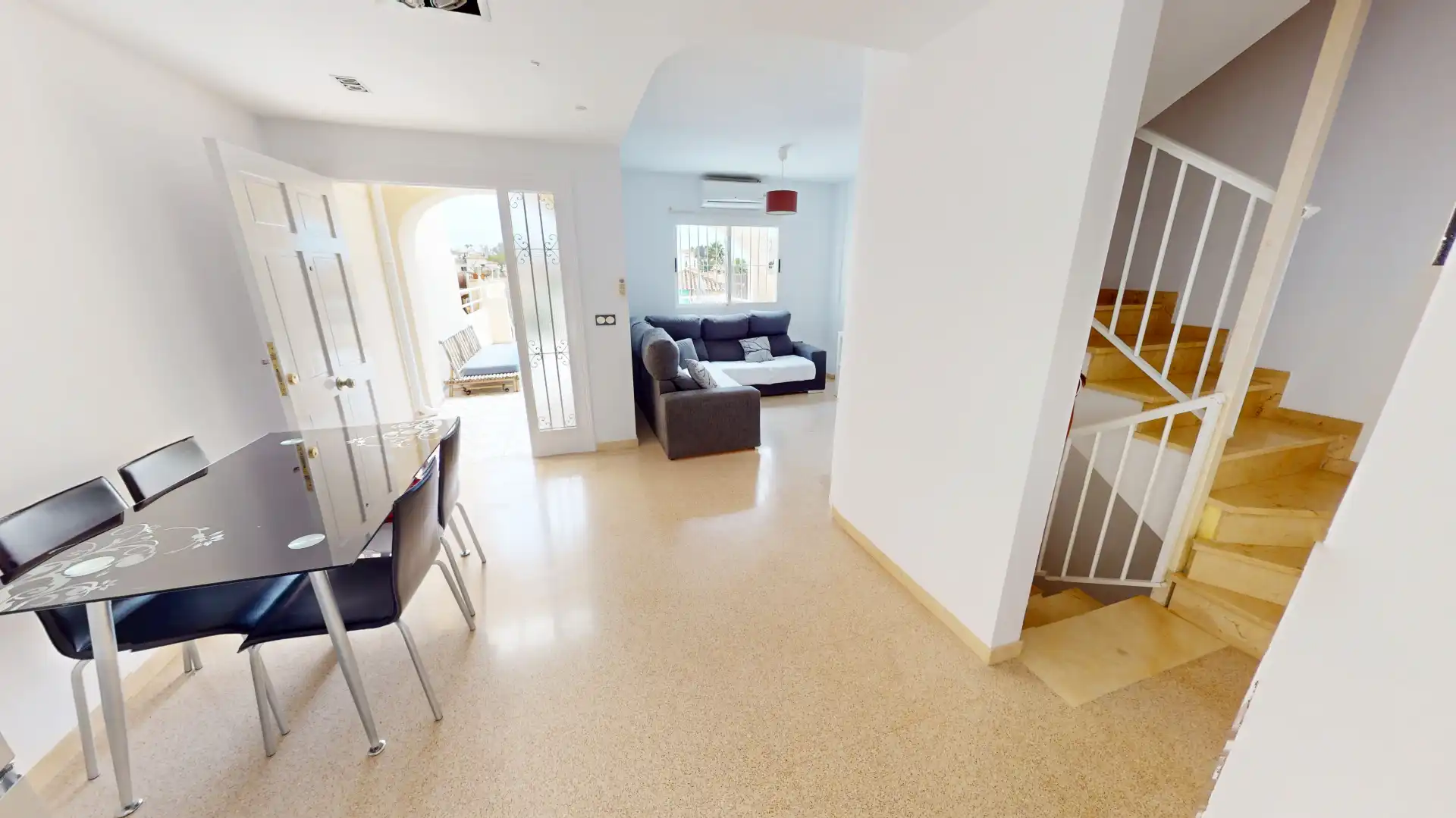 Einfamilien-Reihenhaus zum Verkauf in El Campello mit Klimaanlage, Privatgarten und Terrasse