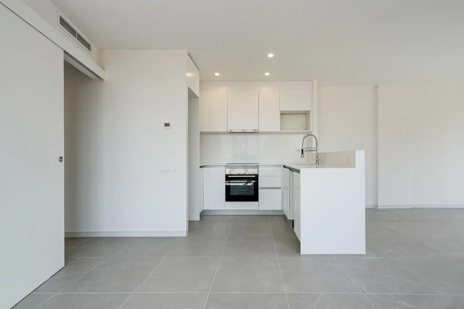 Cocina de Piso en venta en L'Hospitalet de Llobregat con Calefacción, Terraza y Horno