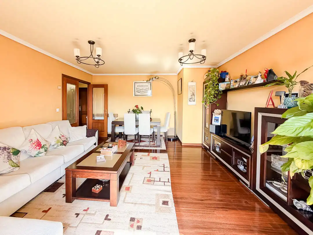 Sala de estar de Piso en venta en Santa Cruz de Bezana con Calefacción, Terraza y Trastero