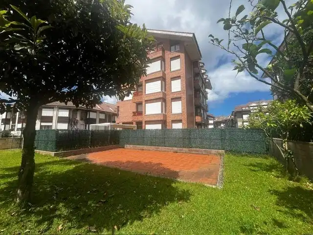 Vista exterior de Dúplex en venta en Noja con Calefacción, Jardín privado y Terraza