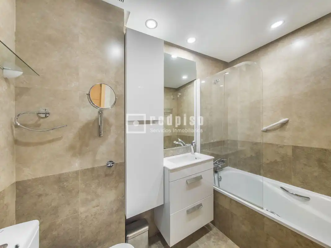 Bathroom of Flat for sale in Alcorcón  with Air Conditioner, Heating and Private garden