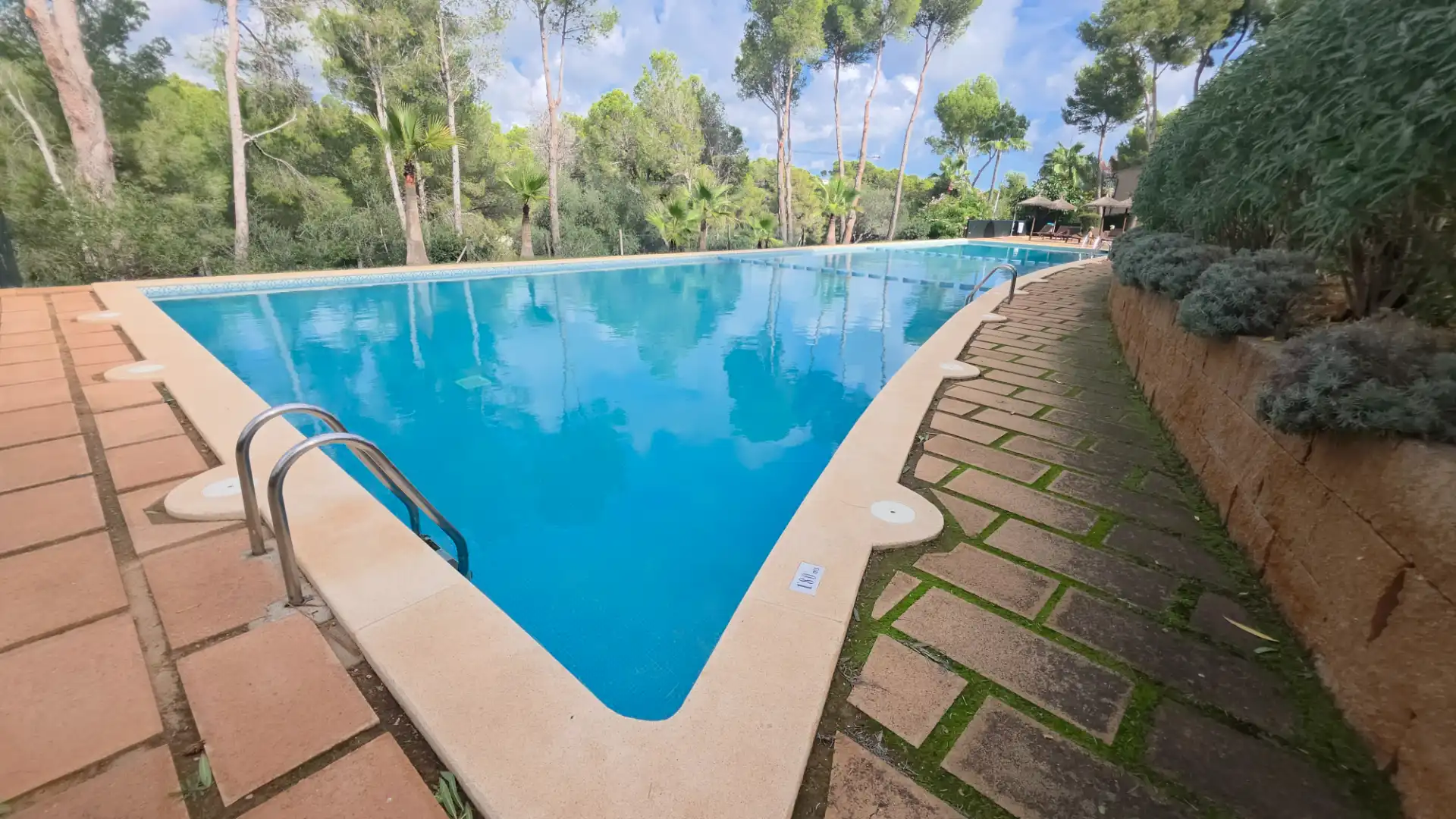 Schwimmbecken von Einfamilien-Reihenhaus zum Verkauf in Calvià mit Klimaanlage, Heizung und Privatgarten