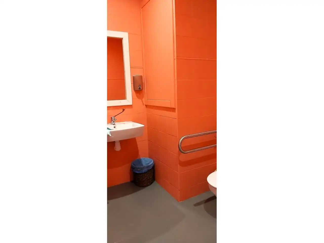 Badezimmer von Geschaftsraum zur Miete in Valls mit Klimaanlage