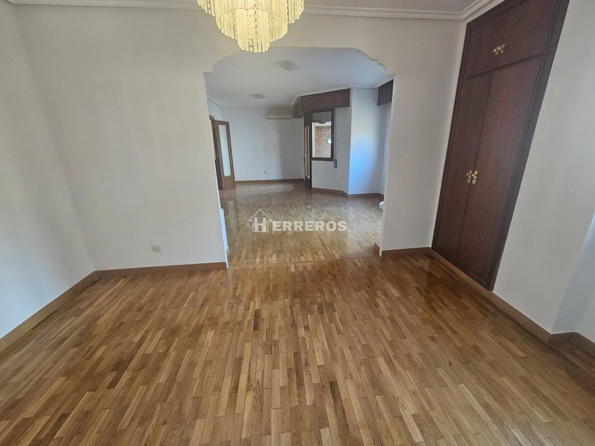 Bedroom of Flat for sale in  Logroño  with Air Conditioner, Heating and Parquet flooring