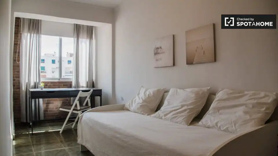 Habitación de Piso de alquiler en Valencia con Aire acondicionado, Calefacción y Amueblado