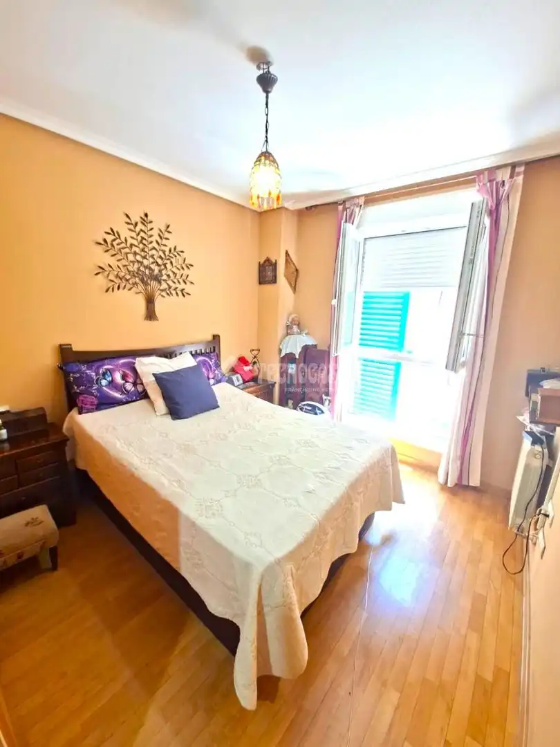 Bedroom of Flat for sale in Parla  with Air Conditioner, Heating and Parquet flooring