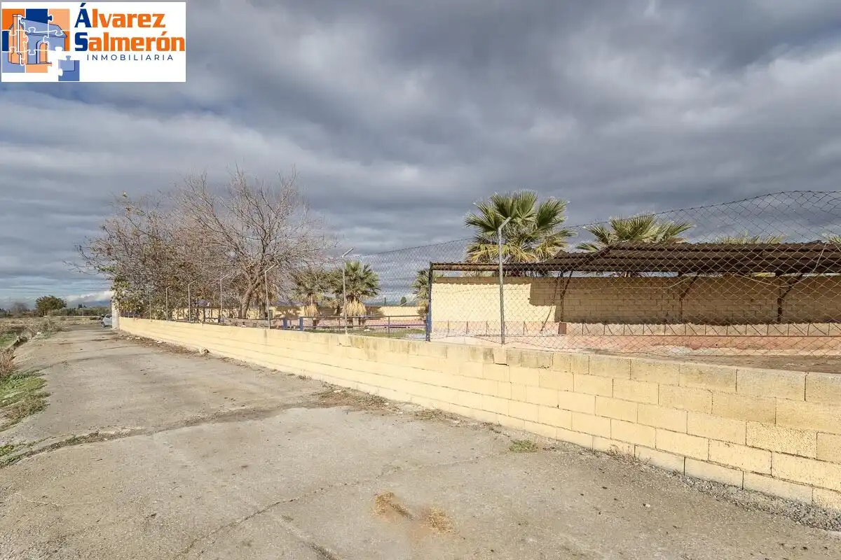 Vista exterior de Casa o xalet en venda en La Zubia amb Jardí privat