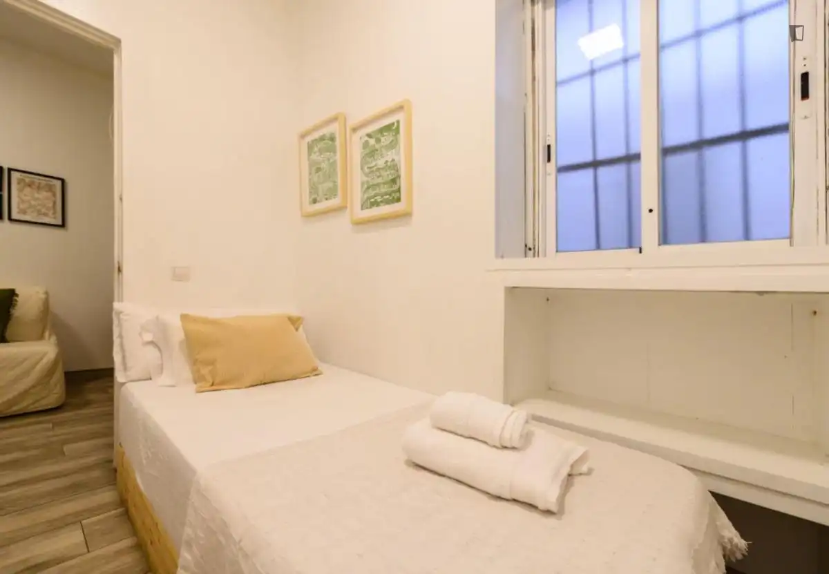 Dormitori de Apartament de lloguer en Madrid amb Calefacció, Moblat i Forn