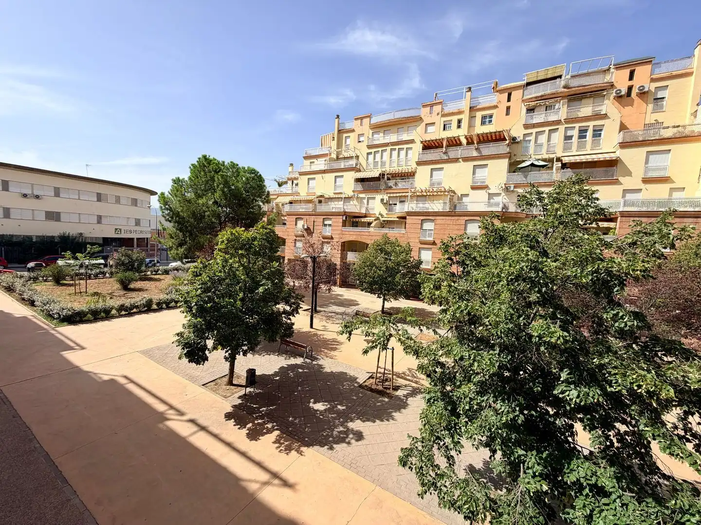 Vista exterior de Piso de alquiler en Granada con Terraza y Amueblado