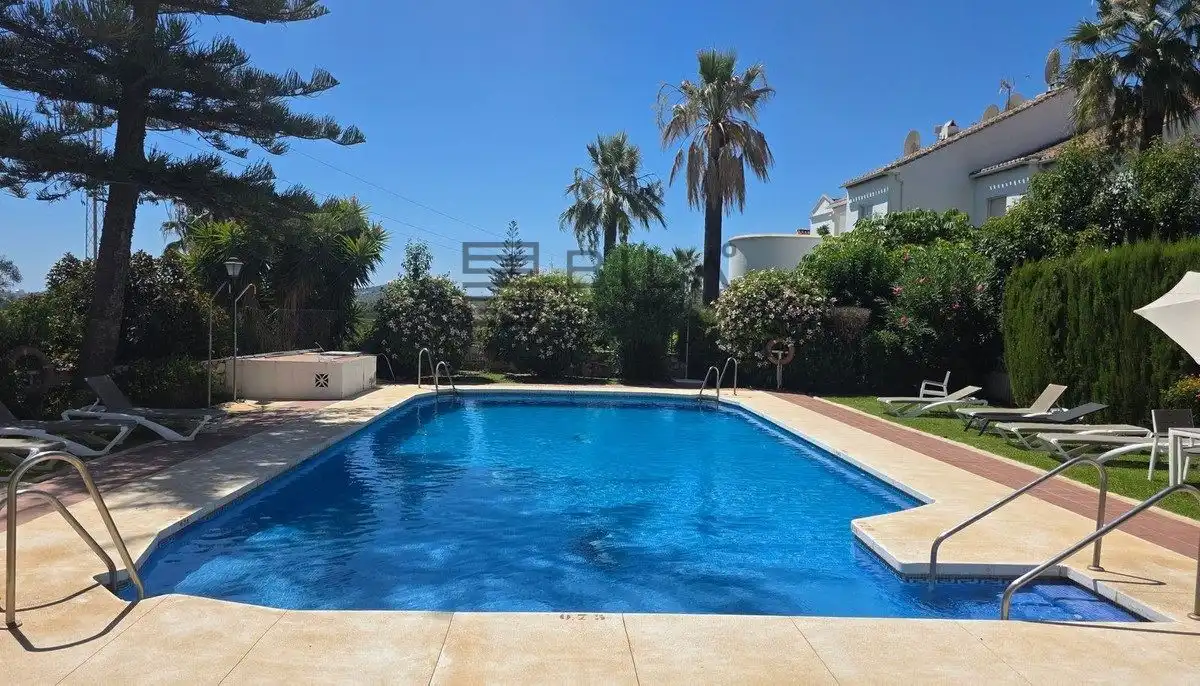 Terraced house with pool for sale in Valle Verde