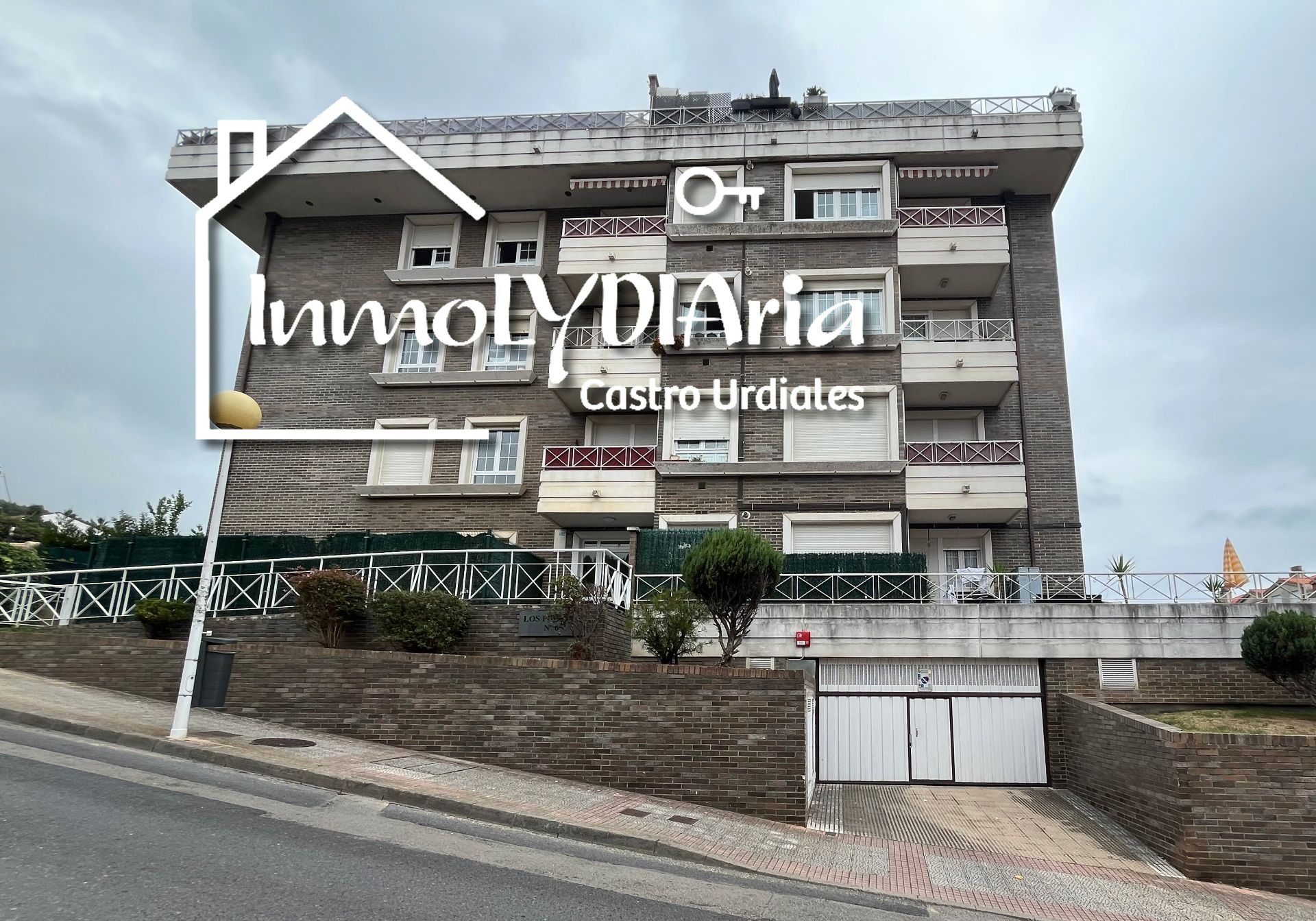 Vista exterior de Pis en venda en Castro-Urdiales amb Calefacció, Parquet i Terrassa