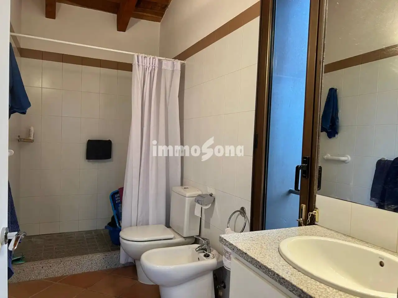 Bany de Finca rústica en venda en La Vall d'en Bas amb Calefacció, Jardí privat i Alarma
