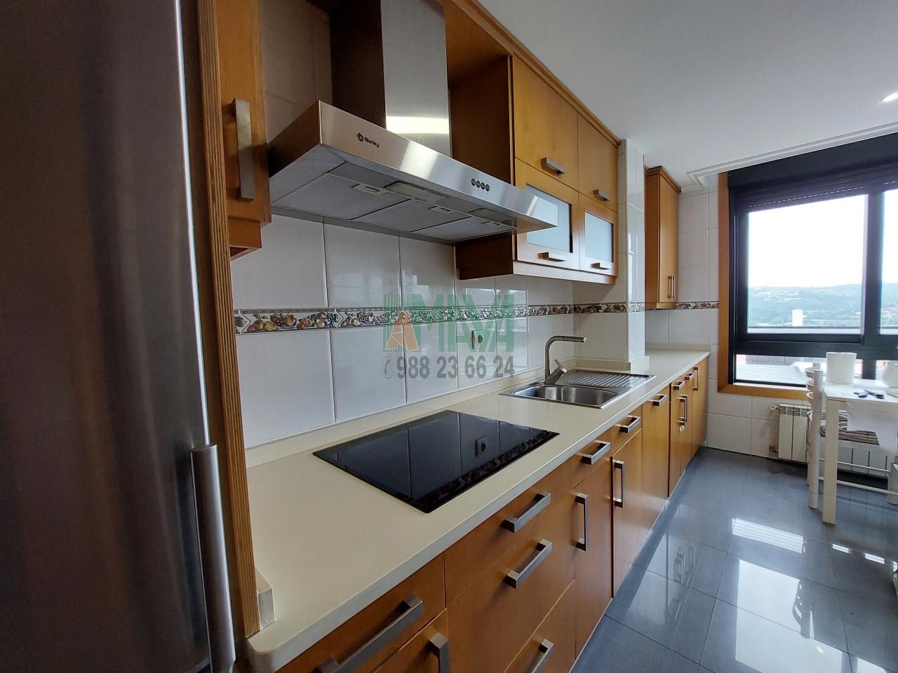 Cuina de Dúplex de lloguer en Ourense Capital  amb Calefacció, Parquet i Moblat