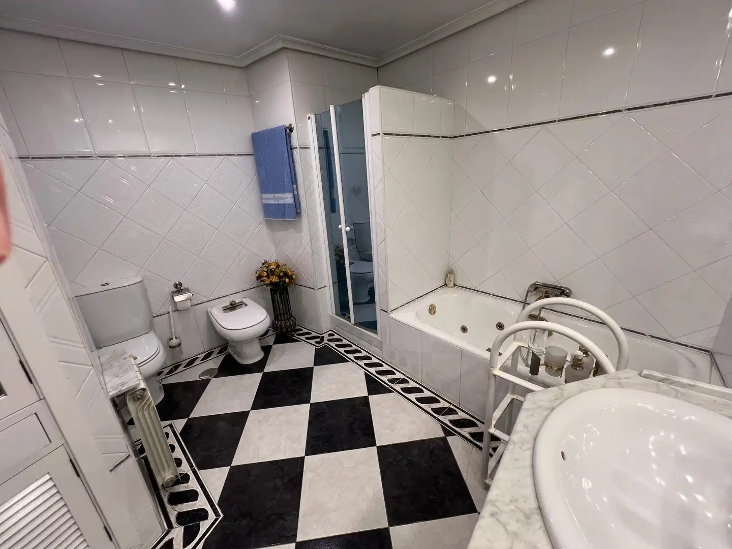 Bathroom of Flat for sale in Jaén  with Air Conditioner, Heating and Furnished