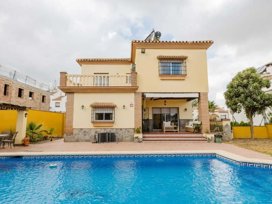 Vista exterior de Casa o xalet en venda en Alhaurín El Grande amb Aire condicionat, Calefacció i Jardí privat