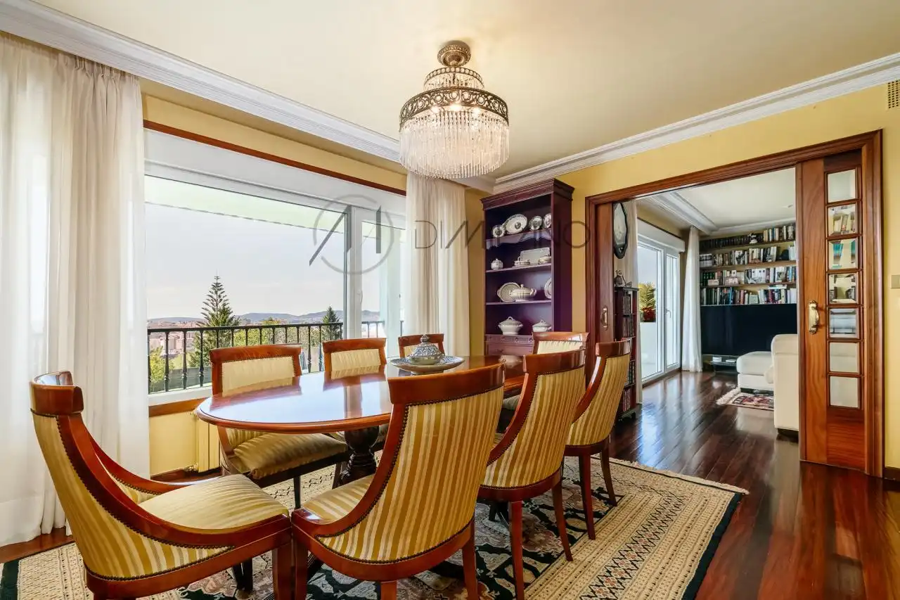 Comedor de Casa o chalet en venta en Vigo  con Calefacción, Jardín privado y Parquet