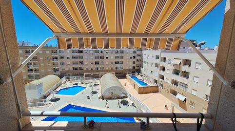 Apartamento luminoso con 2 dormitorios y 1 baño, listo para mudarse, situado en una excelente zona de Torrevieja cerca del Parque