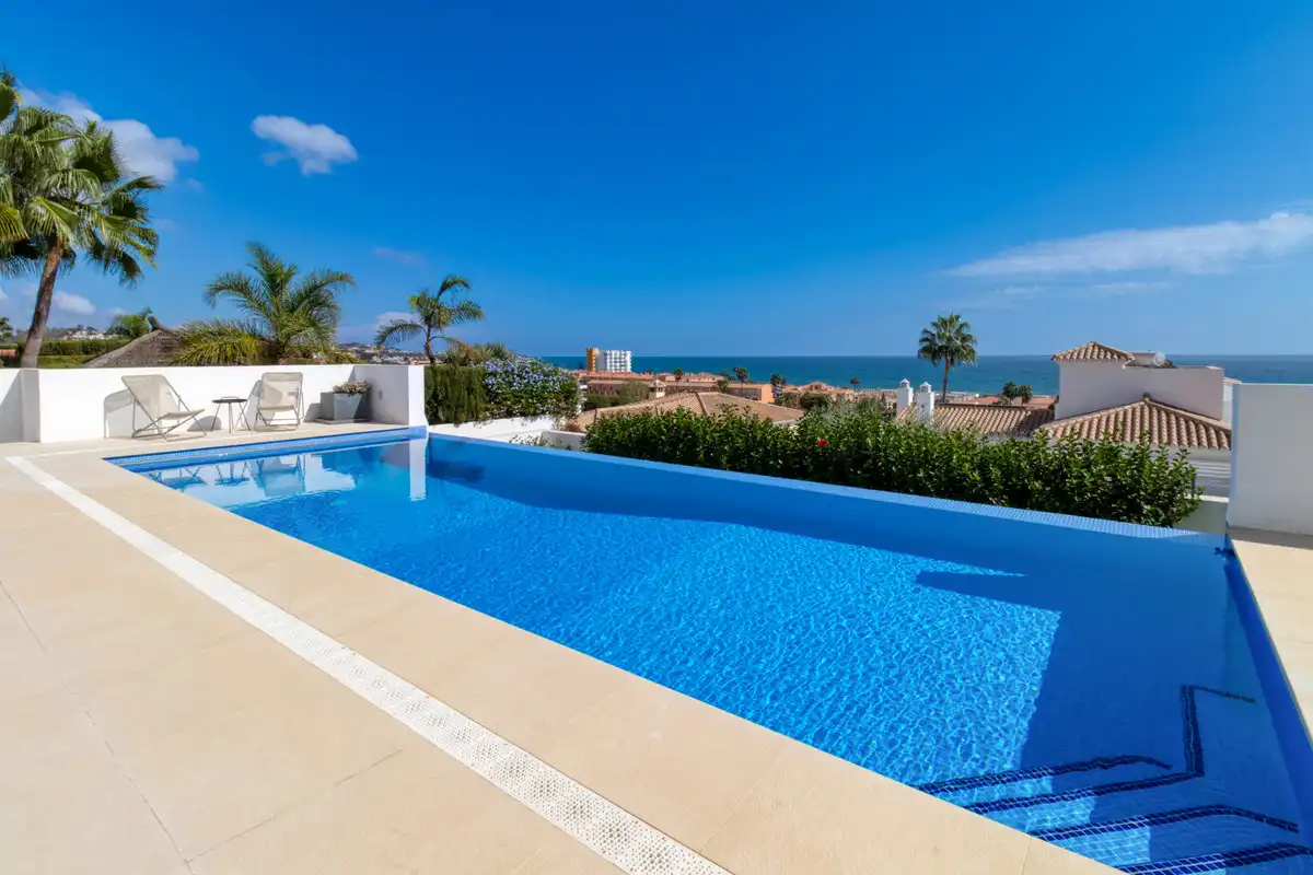 Detached house with pool for sale in La Cala Mijas