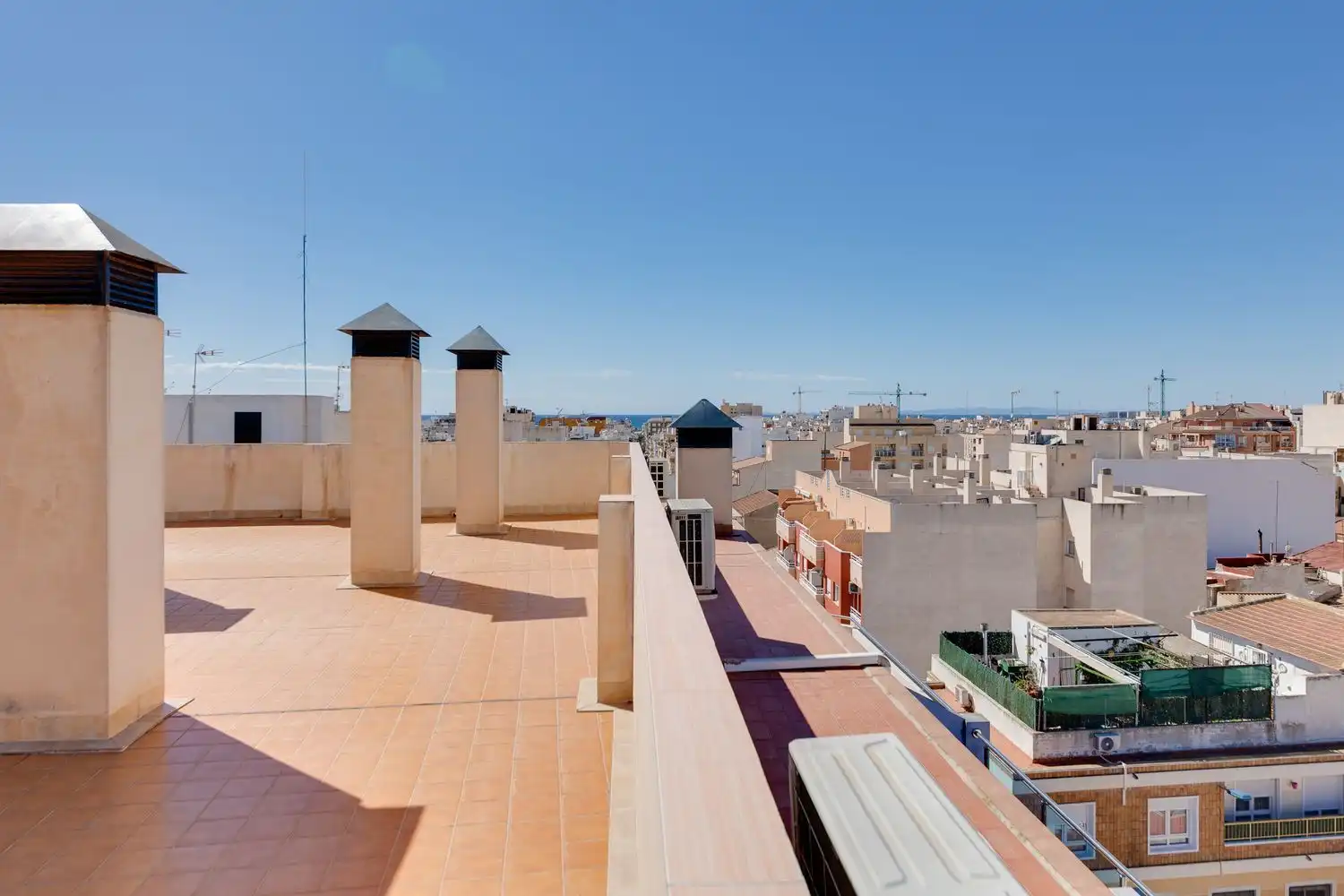 Vista exterior de Ático en venta en Torrevieja con Aire acondicionado y Terraza