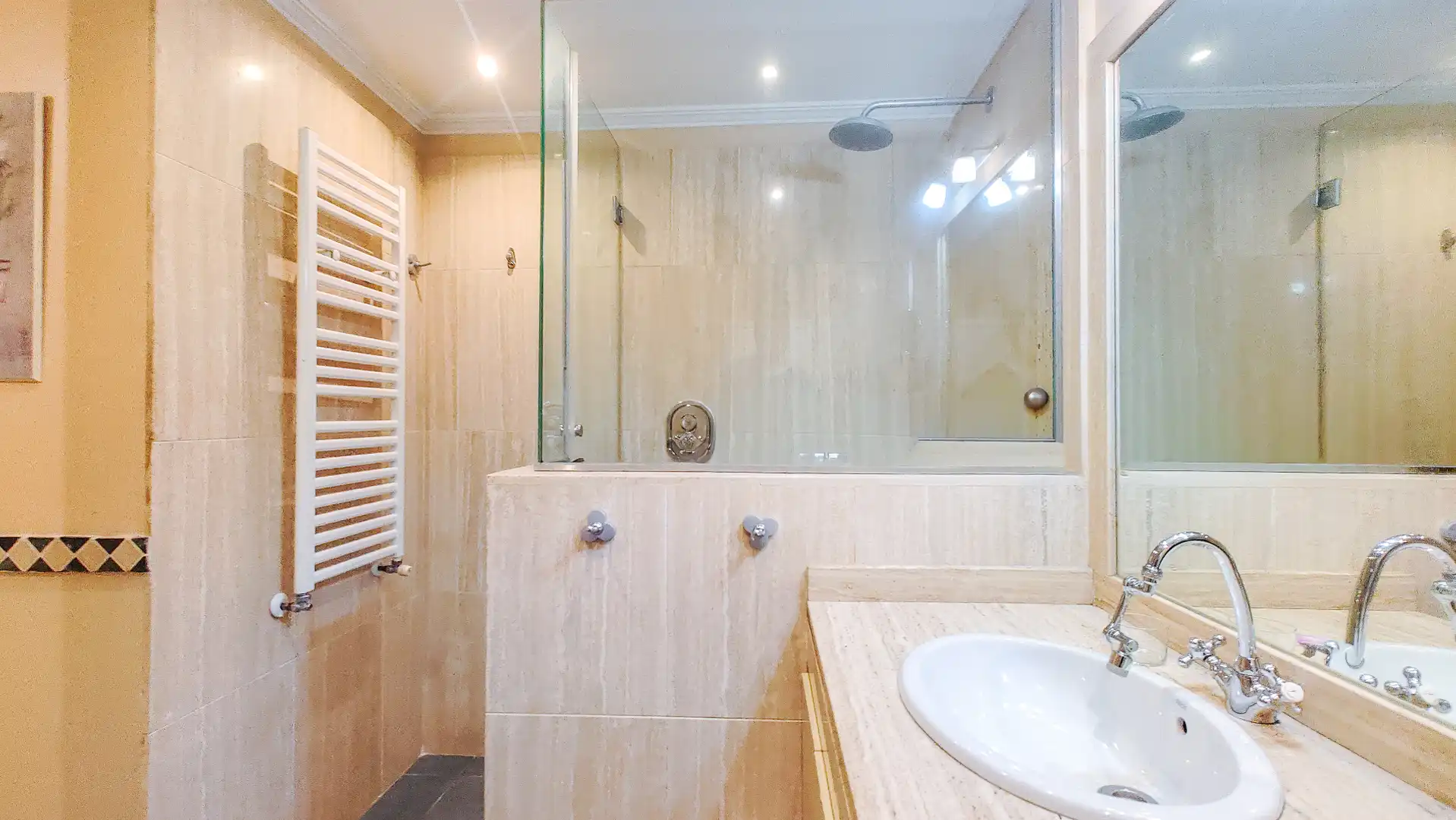 Baño de Piso en venta en Madrid con Aire acondicionado, Calefacción y Jardín privado