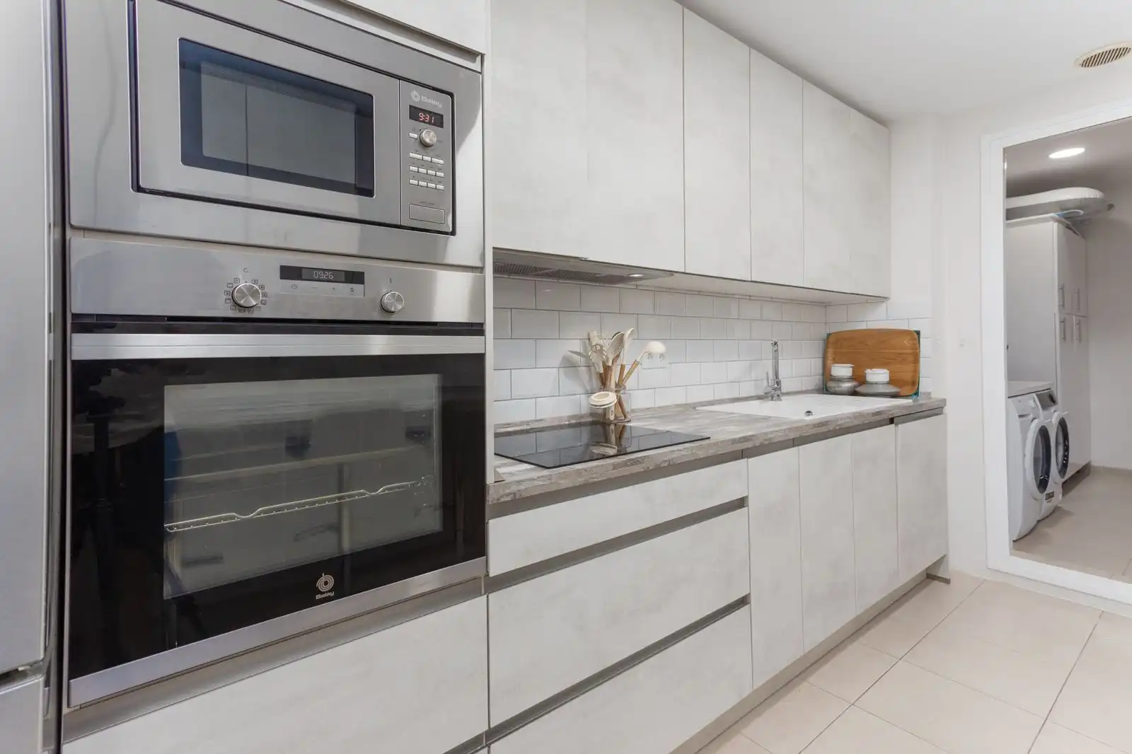 Küche von Wohnung zum Verkauf in Marbella mit Klimaanlage, Privatgarten und Terrasse