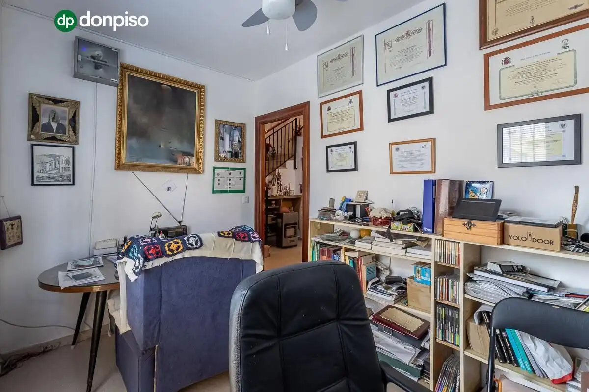 Casa aparellada amb terrassa en venda a Camino CEMENTERIO, imagen 29