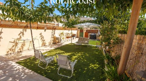 Casa adosada, 180m2, 5 habitaciones, 2 baños, jardín, garaje, piscina comunitaria, vistas al mar.
