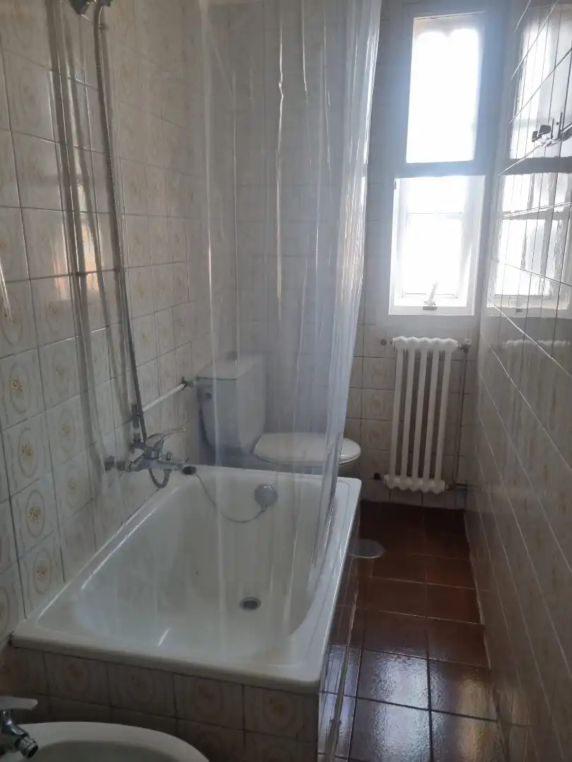 Bathroom of Apartments for rent in Santiago de Compostela   with Heating, Parquet flooring and Furnished