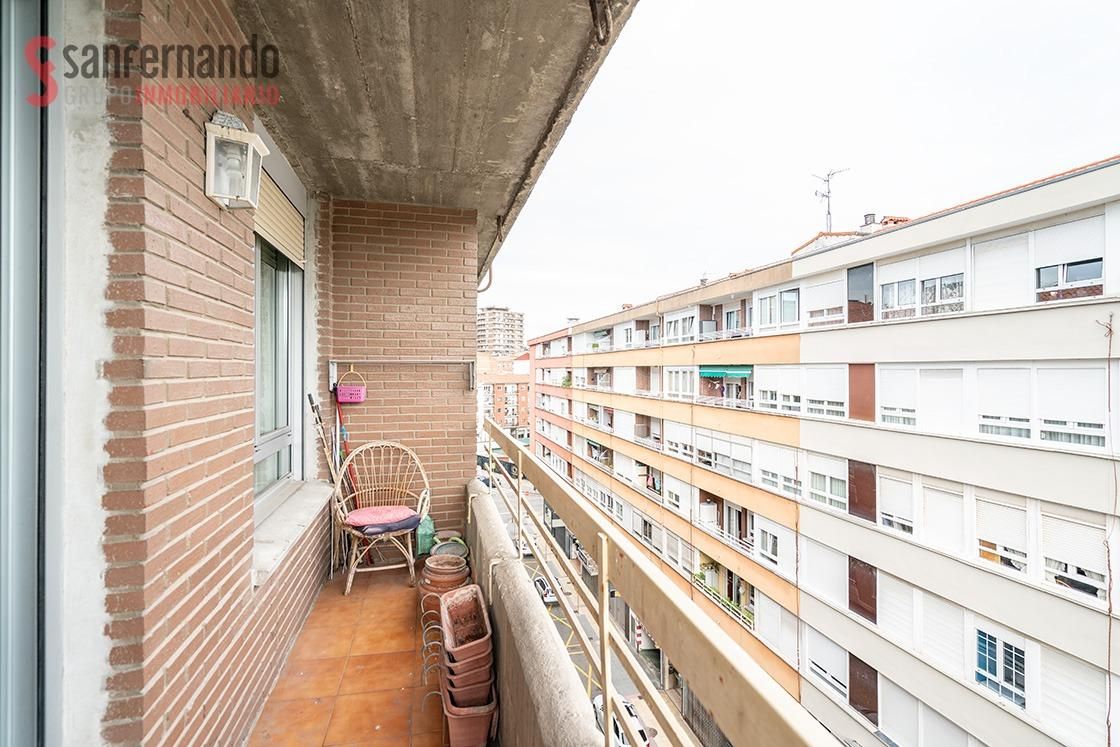 Dormitori de Pis en venda en Torrelavega  amb Calefacció, Traster i Balcó