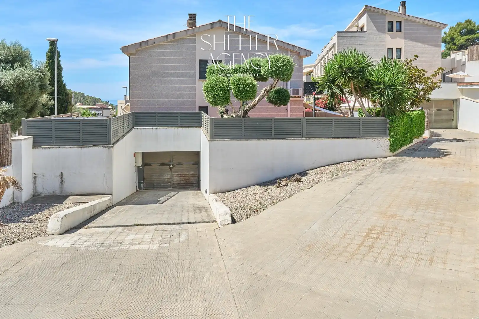 Vista exterior de Casa adosada en venda en Sitges amb Calefacció, Jardí privat i Piscina comunitària