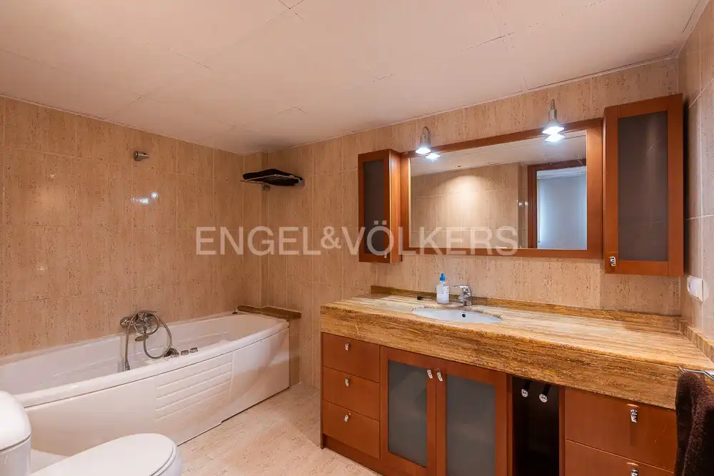 Bathroom of Flat for rent in Valencia  with Air Conditioner, Heating and Parquet flooring