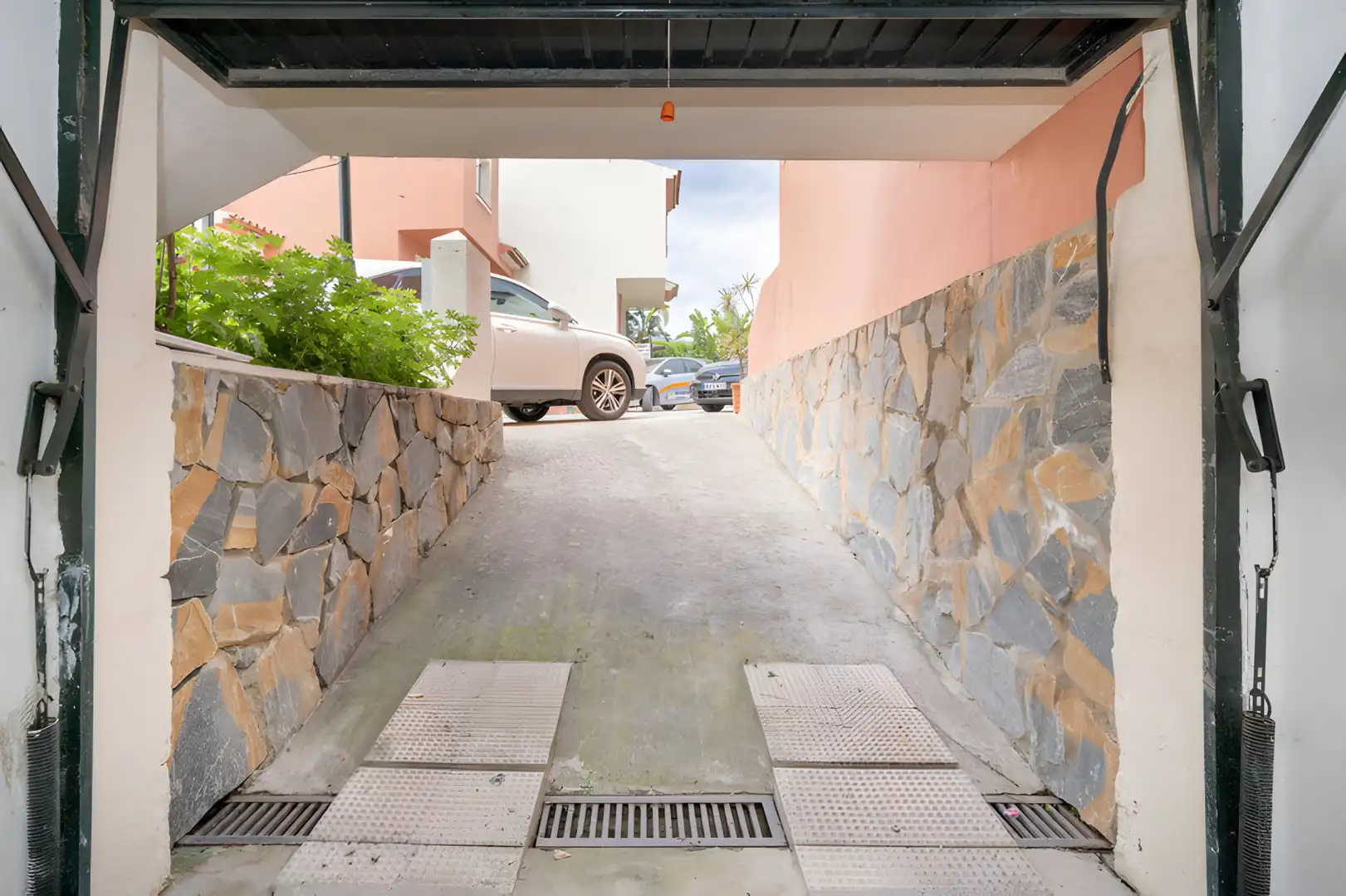 Parkplatz von Einfamilien-Reihenhaus zum Verkauf in Estepona mit Klimaanlage, Privatgarten und Terrasse