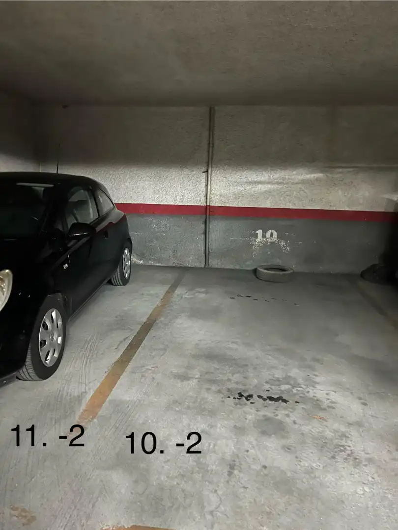 Parkplatz von Garage zum Verkauf in Nava