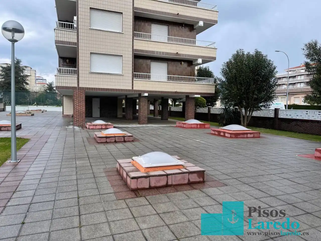 Aparcament de Pis en venda en Laredo amb Calefacció, Terrassa i Piscina comunitària