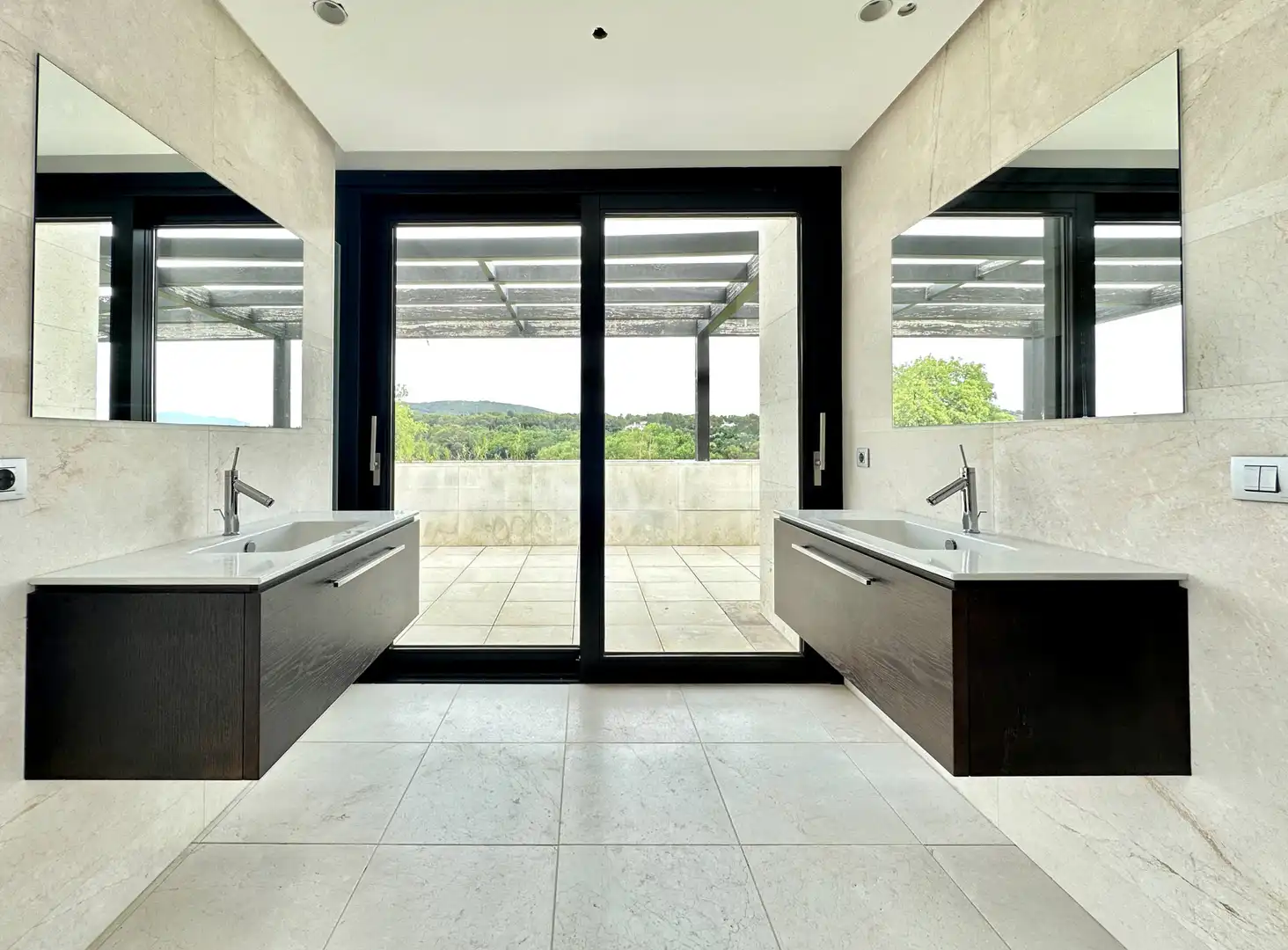 Badezimmer von Maisonette zum Verkauf in Sotogrande mit Klimaanlage, Privatgarten und Terrasse