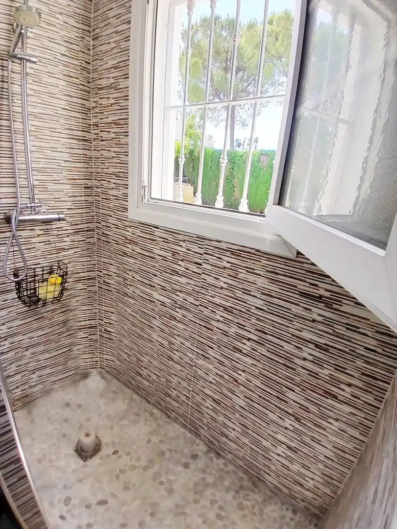 Badezimmer von Haus oder Chalet zum Verkauf in Aljaraque mit Heizung, Privatgarten und Schwimmbad