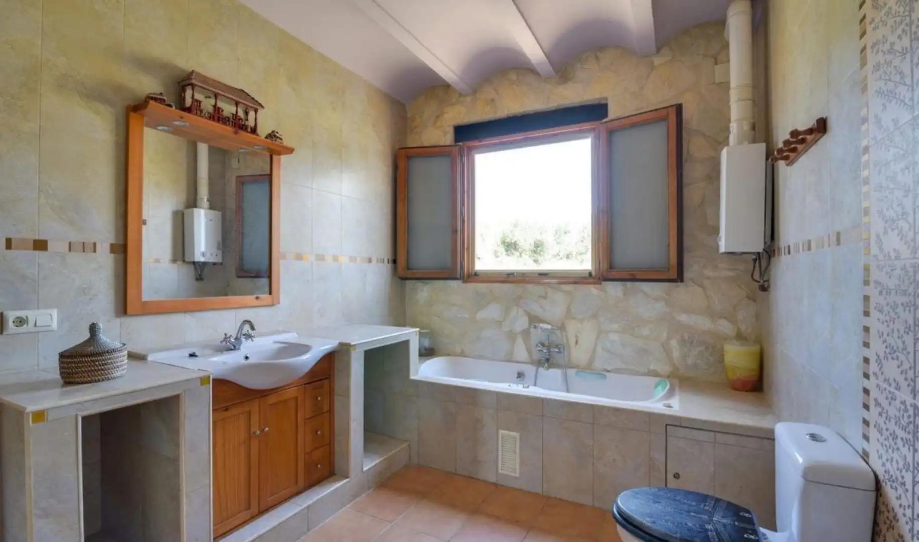 Badezimmer von Country house zum Verkauf in La Pobla del Duc