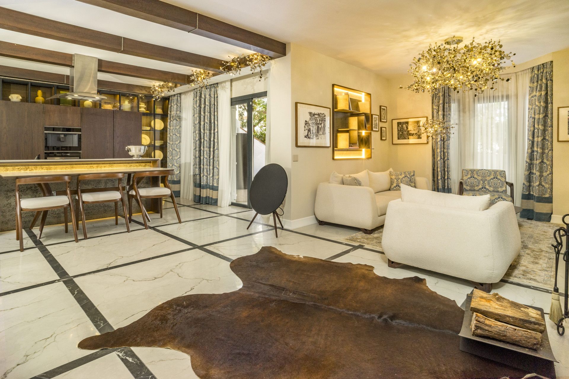 Sala d'estar de Planta baixa en venda en Marbella amb Aire condicionat, Terrassa i Piscina
