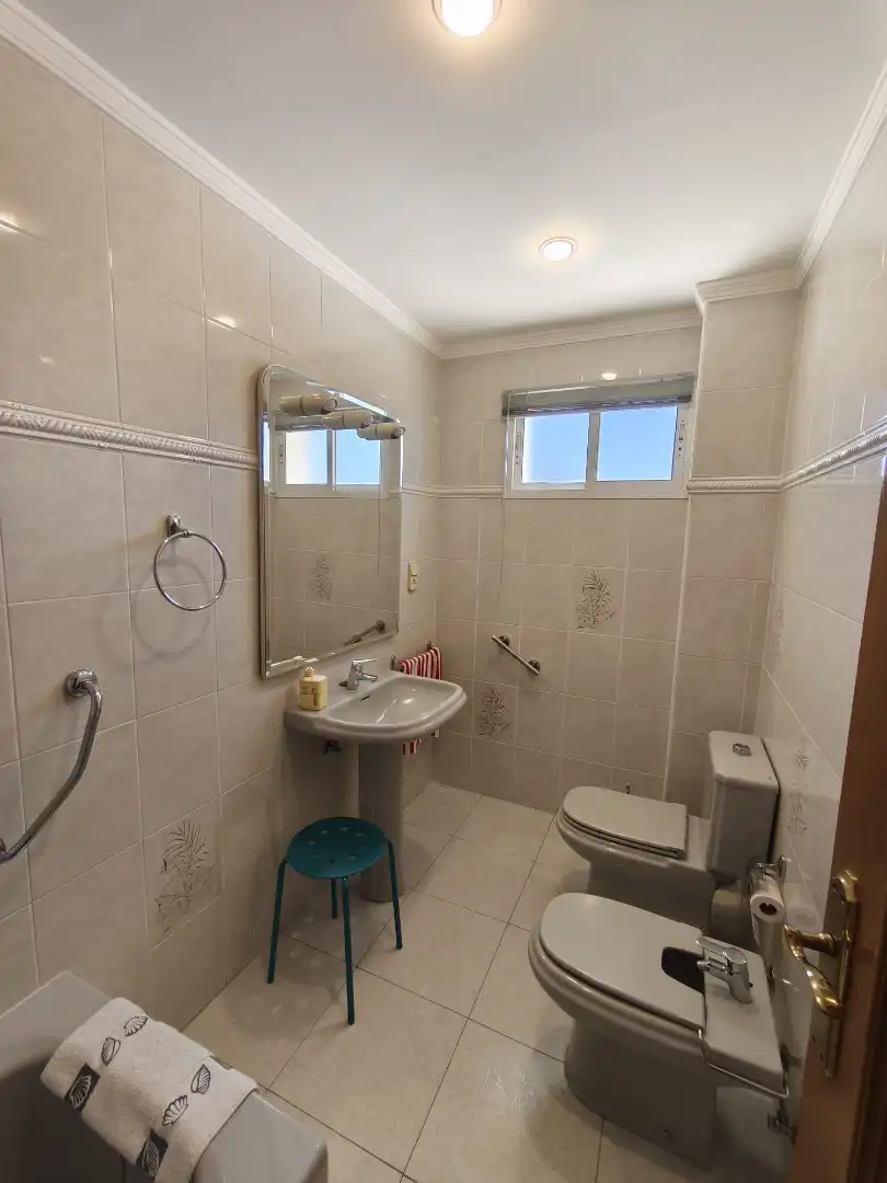Badezimmer von Wohnung zur Miete in Sevilla mit Klimaanlage, Heizung und Terrasse
