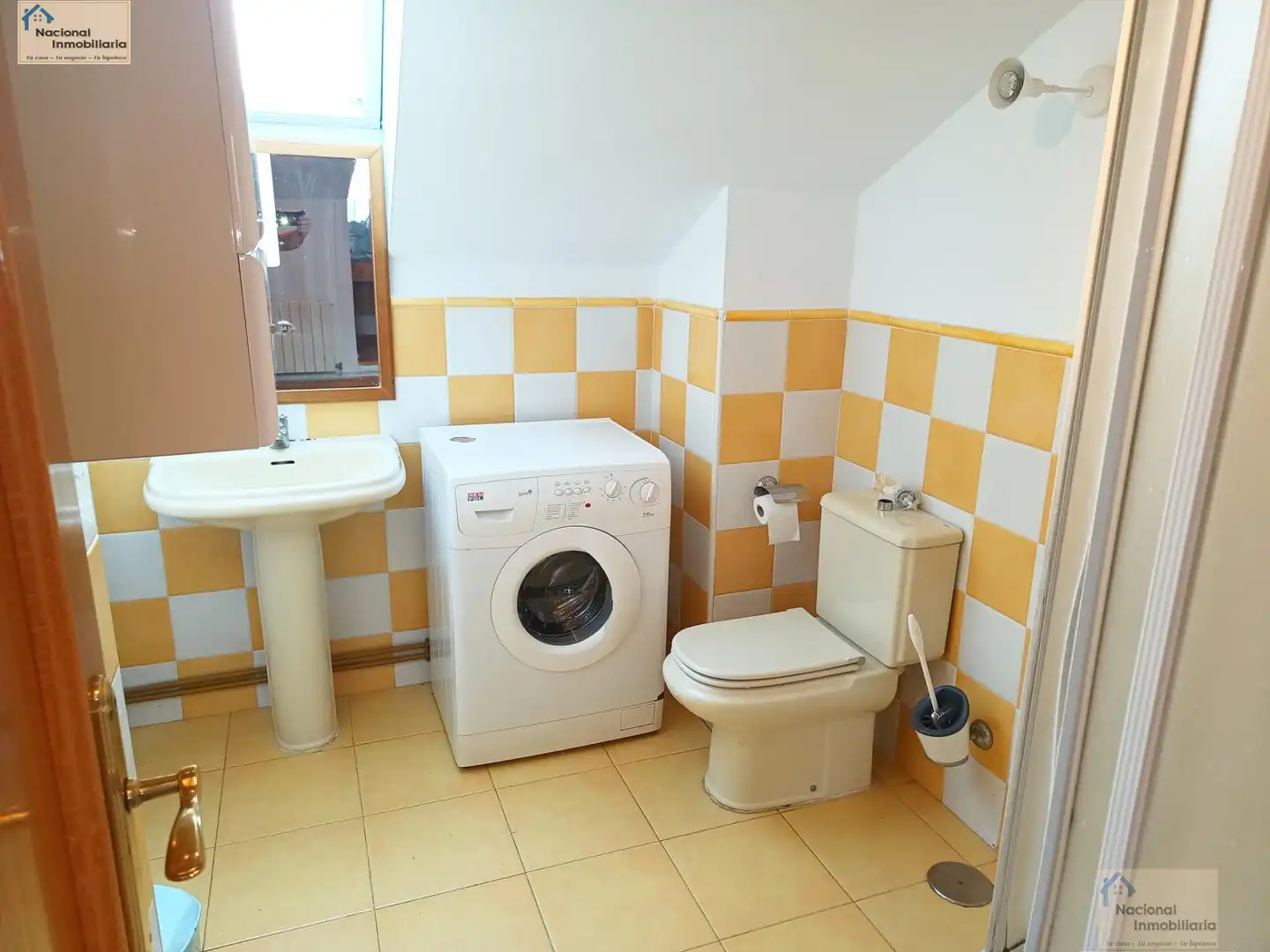Bathroom of Flat for sale in Segovia  with Air Conditioner, Heating and Storage room