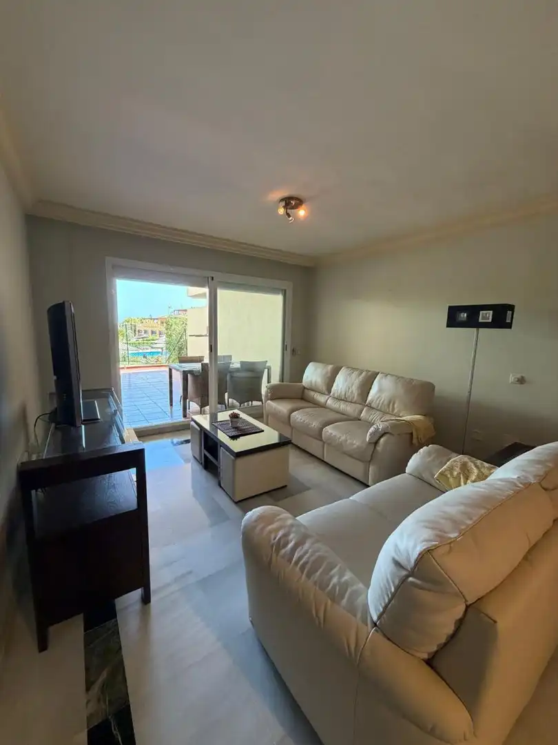 Sala de estar de Apartamento de alquiler en Marbella con Aire acondicionado, Calefacción y Jardín privado