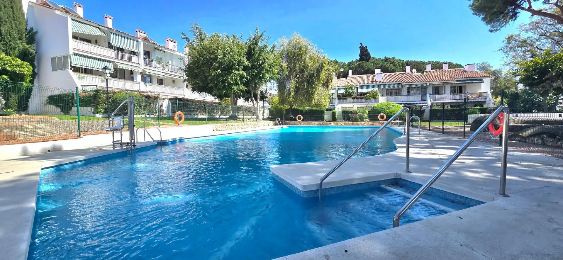 Piscina de Planta baixa en venda en Marbella amb Aire condicionat, Jardí privat i Terrassa