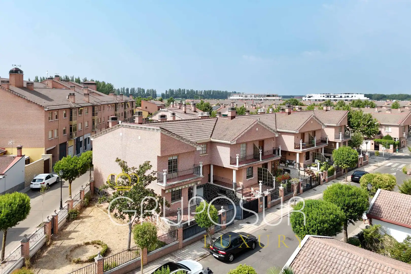 Vista exterior de Casa adosada en venda en Laguna de Duero amb Calefacció, Jardí privat i Parquet