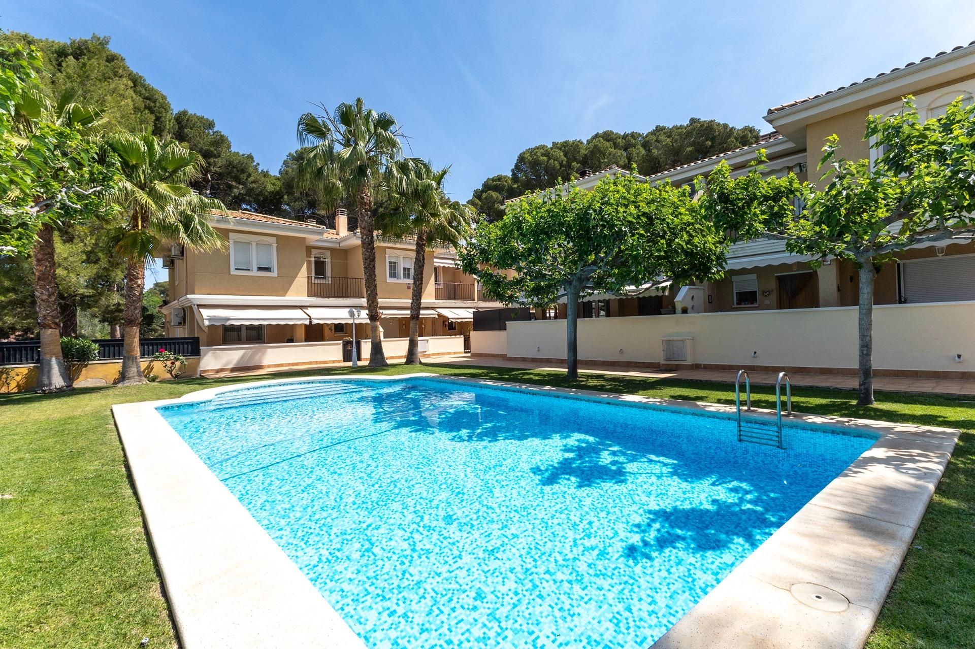 House or chalet for sale in Calle CAMBRIDGE, Campo Alto - Club de Campo  , Elda