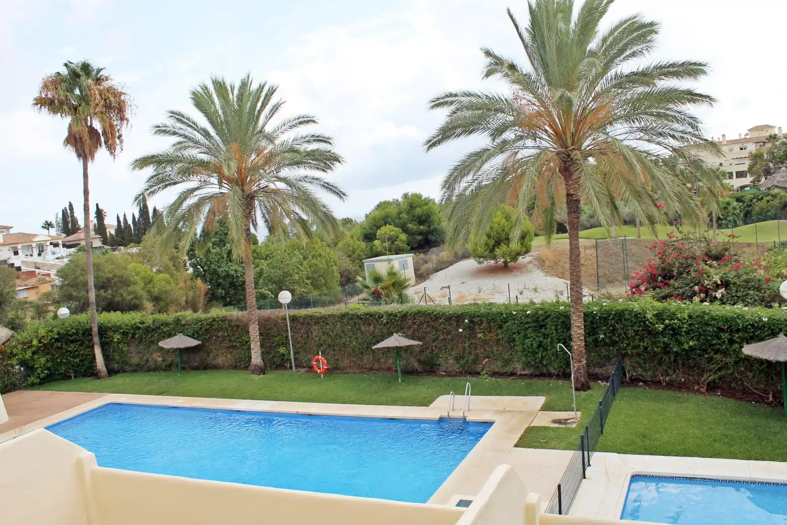 Swimming pool of Garage for rent in Benalmádena