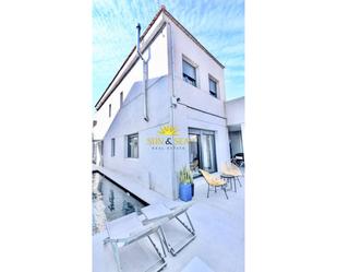 Vista exterior de Casa o xalet en venda en San Pedro del Pinatar amb Aire condicionat, Calefacció i Jardí privat