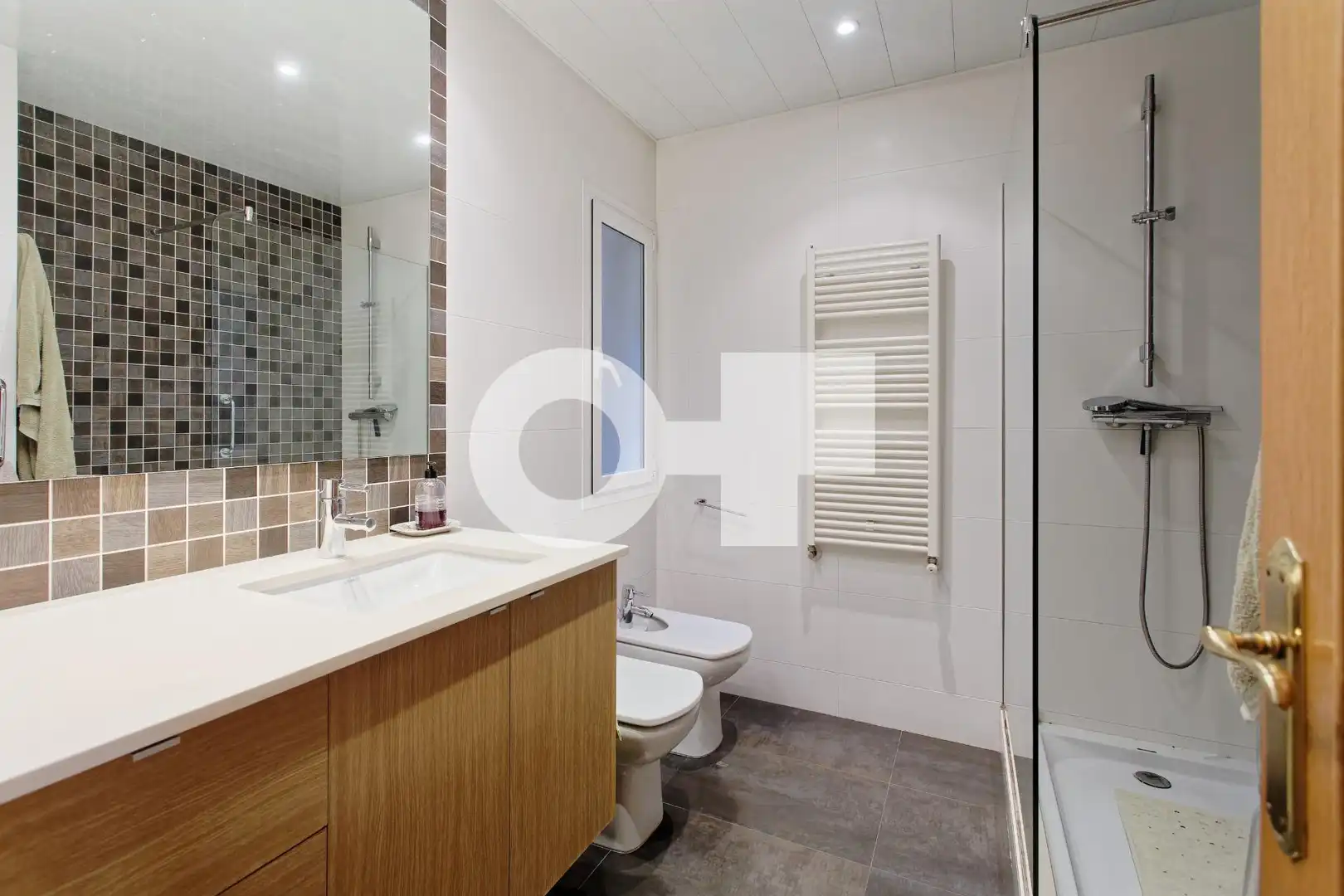 Baño de Piso en venta en Cornellà de Llobregat con Aire acondicionado, Calefacción y Parquet